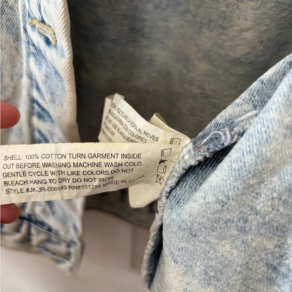 Ashley Vintage Charm Acid Wash Oversized Denim Jacket Size Large - Picture 4 of 6